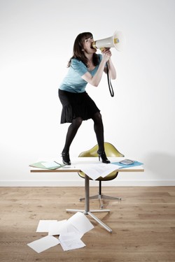 Cara Menghadapi Rekan yang Sering Berisik Saat Bekerja