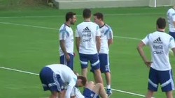 Cara Argentina Hentikan Robben dan Van Persie