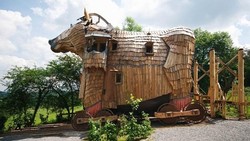 Yang Unik di Belgia, Bermalam di Perut Kuda Trojan