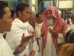 Usai Lari Kecil di Safa-Marwa, Jokowi Dipotong Rambut oleh Hasyim Muzadi