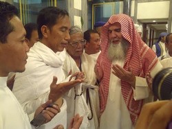Sempat Berdesakan, Jokowi Salat di Samping Makam Nabi Muhammad