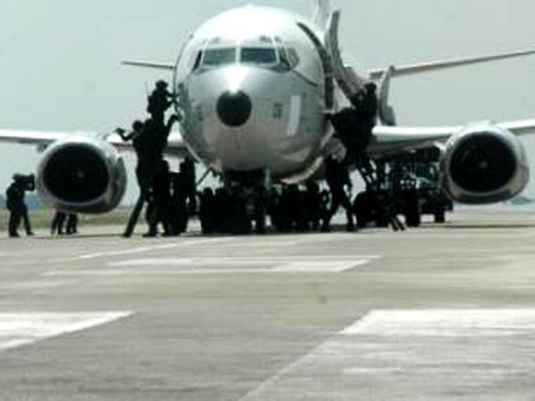 TNI Gelar Simulasi Penanggulangan Teror TNI Gelar Simulasi Penanggulangan Teror