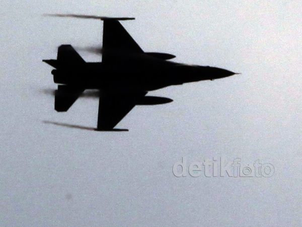 Pesawat F-16 Ramaikan Apel Pengamanan Pilpres Pesawat F-16 Ramaikan Apel Pengamanan Pilpres