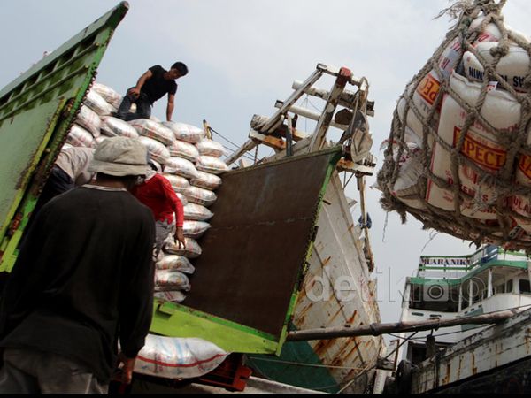 Pengiriman Kebutuhan Pokok Jalur Laut Meningkat