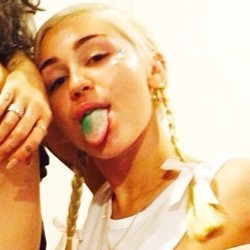 Tato Unik Miley Cyrus untuk Peringati Kematian Anjing Peliharaan