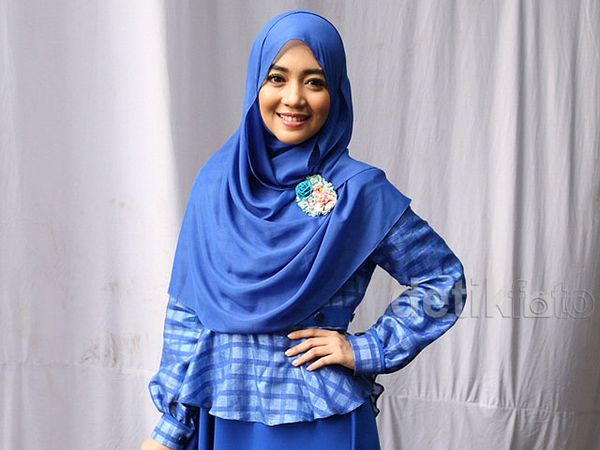 Nuri Maulida Cantik Berhijab Biru