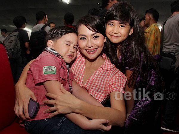 Tessa Kaunang Ajak Anak Buka Puasa Bersama