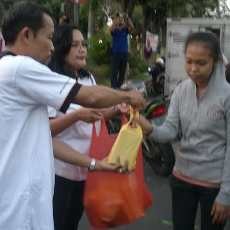 KPU Sidoarjo Serukan Warga Gunakan Hak Pilih dengan Bagi Takjil