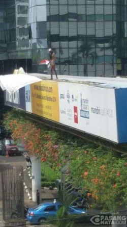 Agustinus Hanya Kenakan Kolor Saat Panjat Atap Jembatan di Kuningan