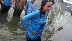 Si Cantik Noriyu Nyebur ke Kolam DPR Sambil Salam 2 Jari