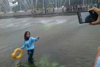 Penampakan Noriyu Nyemplung Kolam Usai Golkan UU Kesehatan Jiwa
