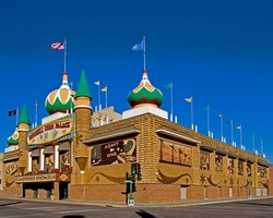 Unik! Ada Istana Terbuat dari Jagung di Amerika