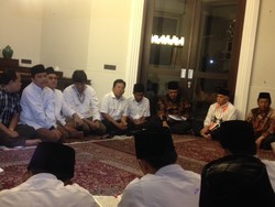 Hatta Buka Puasa Bersama Kelompok Artis Pendukungnya