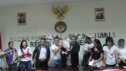 Beri Seikat Mawar, Artis dan Musisi Minta Bawaslu Netral di Pilpres 2014