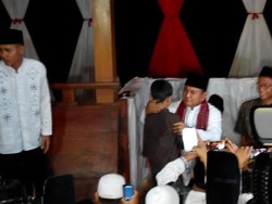 Usai Buka Puasa, Prabowo Menciumi Anak Yatim Piatu