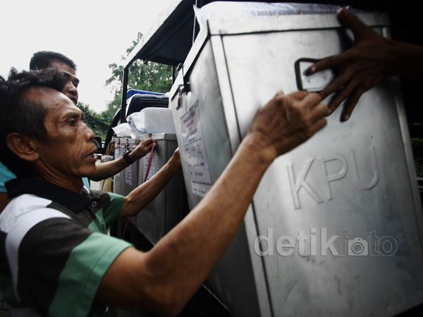 Distribusi Logistik Pilpres di Kelurahan Menteng Atas