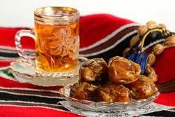 Nyam! Legit Istimewa, Kurma Lapis Cokelat dan Marzipan untuk Sajian Lebaran