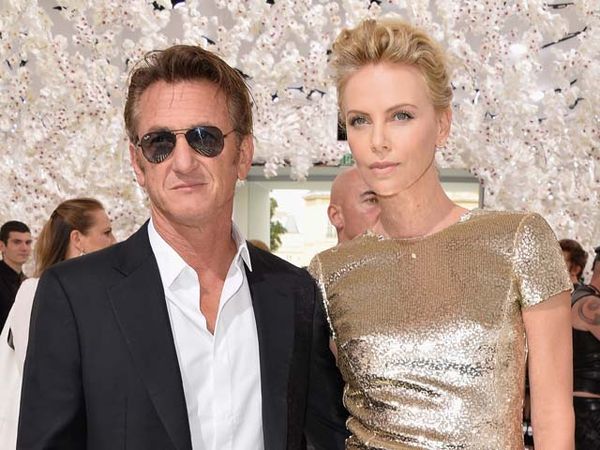 Charlize Theron dan Sean Penn Serasi di Paris Fashion Week
