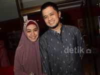 Kebersamaan Oki Setiana Dewi dan Suami
