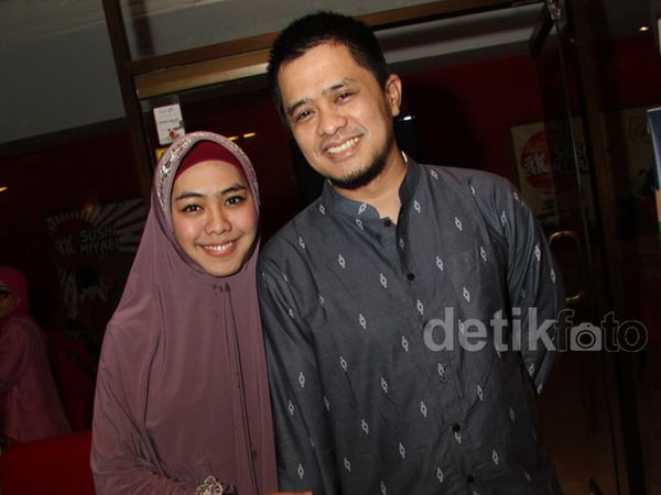 Kebersamaan Oki Setiana Dewi dan Suami