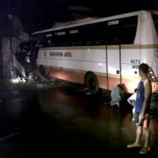 Hindari Mobil Box Selip, Bus Sarat Penumpang Tabrak Rumah di Mojokerto