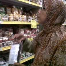 Makanan Tak Sesuai Izin Edar Marak di Swalayan Mojokerto