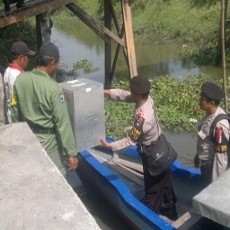Surat Suara Daerah Terpencil Sidoarjo Didistribusikan Menggunakan Perahu
