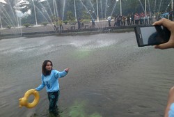 Byur! UU Kesehatan Jiwa Disahkan, si Cantik Noriyu Nyebur Kolam