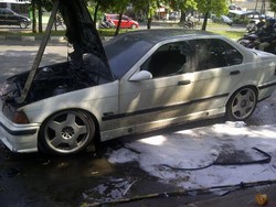 BMW Putih Terbakar Saat Melaju di Pasar Gembrong