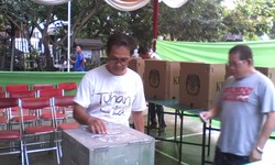 Warga Jakarta Mulai Datangi TPS untuk Mencoblos