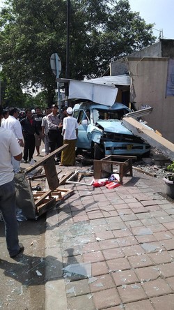 Mikrolet ini Seruduk Kios Hingga Hancur di Jakarta Barat
