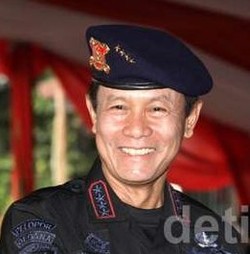 Saat Kapolri Jenderal Sutarman Diajak Warga Foto Salam Dua Jari