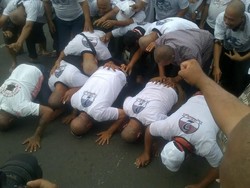 Pendukung Jokowi di Semarang Cukur Gundul dan Sujud Syukur