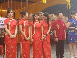 Beri Semangat Pemilih, Cewek-cewek Cantik Dihadirkan di TPS di Meranti Riau ini