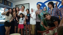 Tiba di Markas Slank, Jokowi Disambut Abdee Slank dan Bunda Iffet