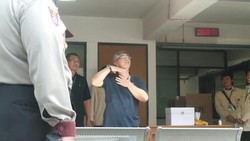 Ditanya Nyoblos Nomor Berapa, Akil Malah Potong Leher