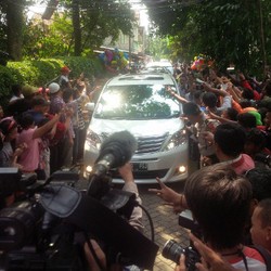 Ratusan Warga Sambut Kedatangan JK di Rumah Megawati
