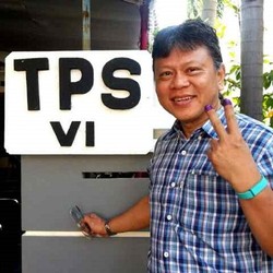 Setelah Nyoblos, Alvin Lie Berpose Salam Dua Jari