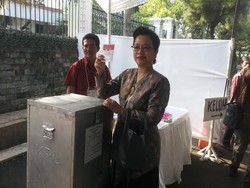 Kepala Bappenas Armida Alisjahbana Nyoblos di TPS 01 Widya Chandra