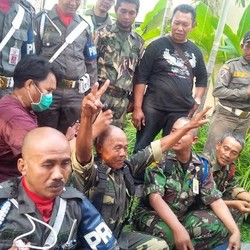 Cukur Gundul di Rumah Ibunda Jokowi