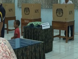 TPS di Cikoko ini Sediakan Baskom Handphone untuk Cegah Kecurangan