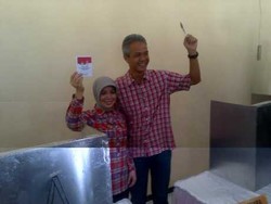 Berkemeja Kotak-kotak, Ganjar Jalan Kaki Menuju TPS