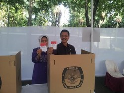 Bersama Istri, Mendagri Gamawan Fauzi Nyoblos di TPS 01 Widya Chandra