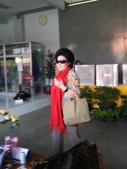 Nyoblos di LP Pondok Bambu, Ini Gaya Glamor Hartati Murdaya