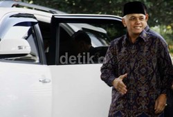 Nonton Bola, Hatta Belum Sempat Tidur Sebelum Pencoblosan