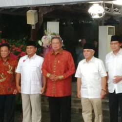 Presiden SBY Sambut Prabowo-Hatta dengan Berpose Bersama