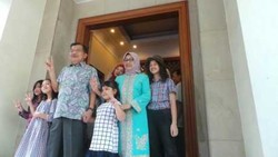 Kompak Salam 2 Jari, JK dan Keluarga Jalan Kaki ke TPS 03