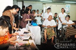 Melihat Semangatnya para Pasien di RS Carolus Mencoblos di Pilpres