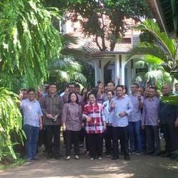 Sumringah Pakai Baju Kotak-Kotak, Megawati Jalan ke TPS 026 Kebagusan