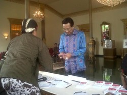 Sultan dan Keluarga Nyoblos, Berharap Warga Tak Golput